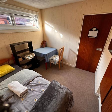 Double Room Best Location Near Shopping Center & Free Parking Coventry Bagian luar foto